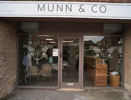 M U N N & C O Hairdressing