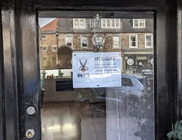 Bee's Unisex Barbers