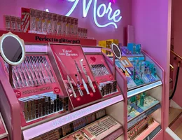 Benefit Cosmetics Boutique & BrowBar lounge