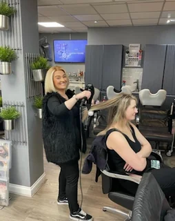 Photo McQueen Hair & Beauty Salon - Orpington